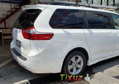 Auto Toyota Sienna 2020 de único dueño en buen estado