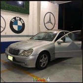 En venta carro MercedesBenz Clase C 2004 en excelente estado