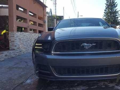 Ford Mustang 2013 6 cil manual americano