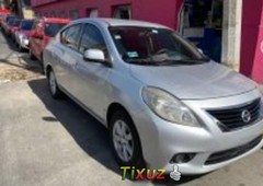 Un excelente Nissan Versa 2012 está en la venta