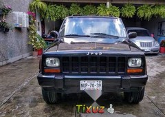 Vendo un carro Jeep Cherokee 2001 excelente llámama para verlo