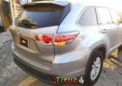 Vendo un carro Toyota Highlander 2016 excelente llámama para verlo