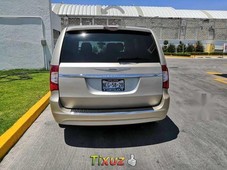 chrysler town and country impecable posible cambio