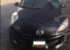 Un carro Mazda Mazda 3 2013 en Zapopan