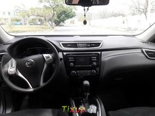 Un carro Nissan XTrail 2016 en Monterrey