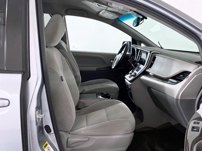 Toyota Sienna 3.5 XLE AT Minivan 2016