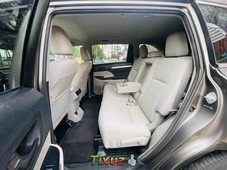 Auto Toyota Highlander 2014 de único dueño en buen estado