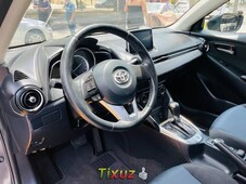Auto Toyota Yaris 2016 de único dueño en buen estado