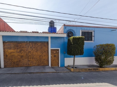 Doomos. Casa en venta en Manantiales (Cholula) 6 recámaras