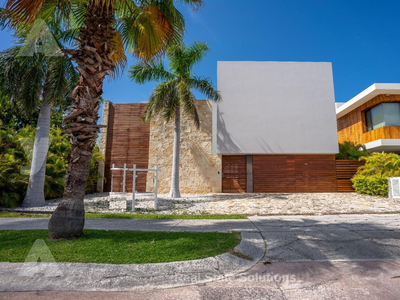 Casa En Venta, 4 Recámaras, Muelle, Estudio Tv, Canales Puerto Cancún.