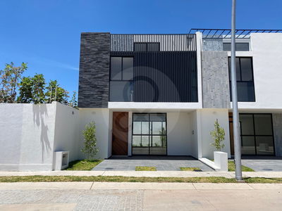 Casa En Venta En La Cantera