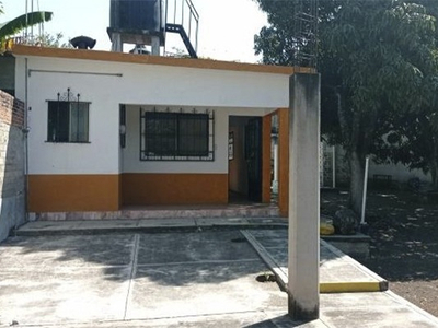 En Venta Casa De 1 Nivel En Col. Juan Morales Para Remodelar Con Amplio Jardin
