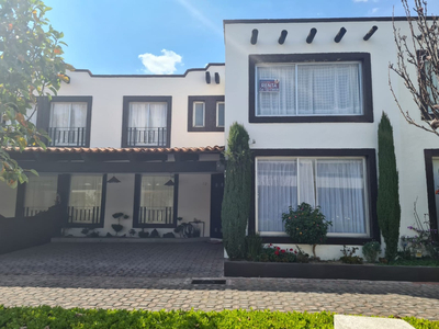 Venta Casa Residencial Las Palmas, Muy Completa, Cochera Techada, Cerca De Galerías Y Centro De Metepec