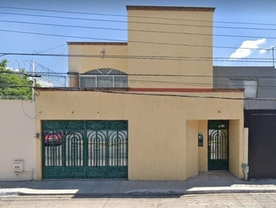 Casa en venta con 4 habitaciones 2 baños, disponible en Santiago de Querétaro
