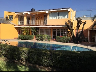 Casa en venta con hermoso Jardín y Alberca, Huertas la Palma, Jiutepec, Morelos