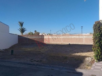 Terreno residencial en venta frente a área verde, Villas Renacimiento al norte de Torreón, Coahuila