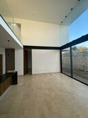 Increíble casa en Cholul, con recámara en planta baja, en privada.