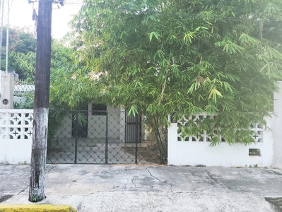 Doomos. Casa en Venta, 4 Departamentos/Estudios, 4 Recámara, SM 24, Cancún Centro.