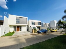 CASA NUEVA EN VENTA CON ALBERCA Y JARDIN EN FRACCIONAMIENTO LOMAS DE AHUATLAN