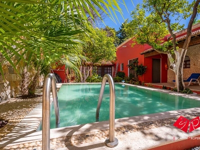 Joya de Estilo Colonial con Precioso Jardin en Barrio de Santiago