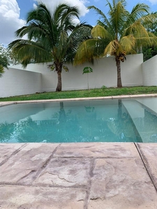 Renta preciosa casa AMUEBLADA en privada con piscina amplio jardin por cholul y conkal