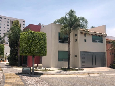 Residencia Oportunidad en venta esquina frente area comun Cluster 222 en Lomas de Angelopolis Puebla