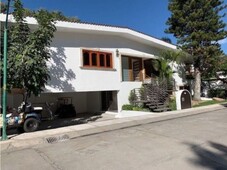 CASA A LA VENTA FRENTE AL CAMPO DE GOLF CUERNAVACA