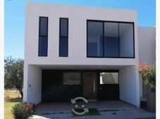 casa en venta en excelente ubicacion con 3