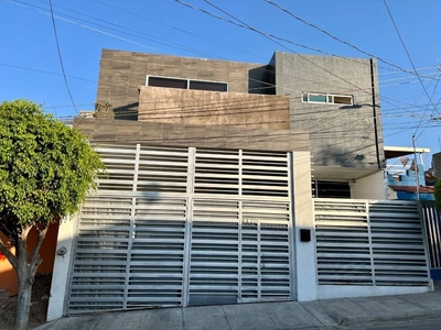 VENTA CASA CERCA DEL CRIT, COL. NUEVA SANTA MARÍA, GUADALAJARA