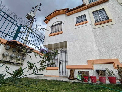 Casa En Venta En Esquina En Villa Del Real 5ta Seccion