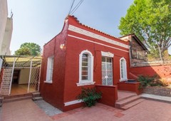 casa antigua en privada empedrada en el centro de coyoacan