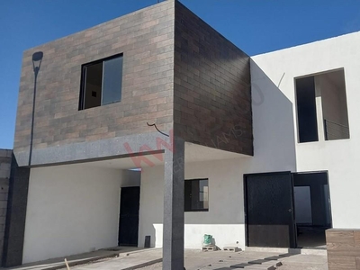 Casa en VENTA en REBAJA en Villas del Renacimiento, 2 plantas, 3 recámaras, 2 y medio baño en fraccionamiento privado. Torreón, Coahuila