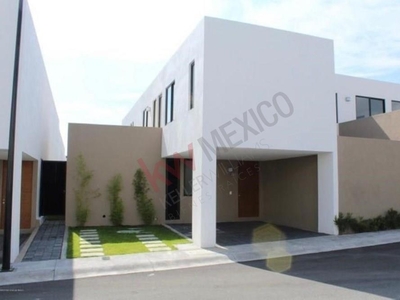 Casa en venta con 3 habitaciones y estacionamiento techado en Zibata, El Marques, Querétaro.