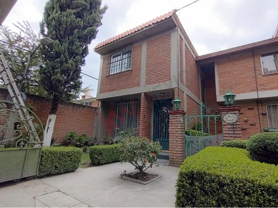 Casa en Venta en Toluca, en privada, magnífica ubicación.