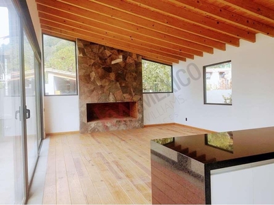 CASA EN VENTA EN VALLE DE BRAVO CON VISTA AL LAGO Y BUENA UBICACION