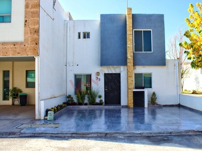 Casa equipada en Venta con bonito jardín, en Palma Real, Viñedos. Cerca de las entradas del Sector Viñedos.