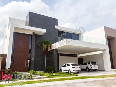 CASA HABITACION DE LUJO AMUEBLADA UBICADA EN RESIDENCIAL VILLA MAGNA, CANCUN, Q. ROO