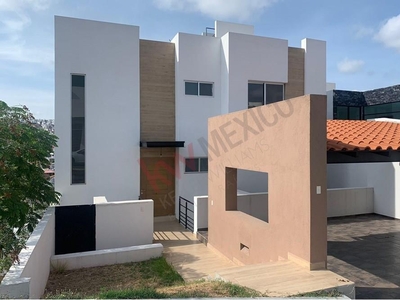 ESTRENE HERMOSA RESIDENCIA, ACABADOS DE LUJO, 3 NIVELES, SOTANO, JARDIN, BALCON CON VISTA ESPECTACULAR, 4 RECAMARAS AMPLIAS CON CLOSET Y BAÑO, COCINA EQUIPADA CON GRANITO