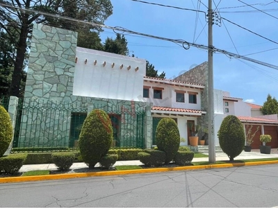 Lujosa residencia en venta en el fraccionamiento club de golf San Carlos, Metepec