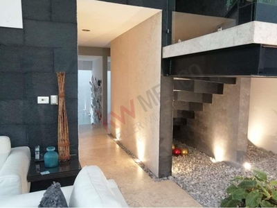 RENTA DE LUJOSA CASA EN CUMBRES DE SANTA FE CON JARDIN Y TERRAZA