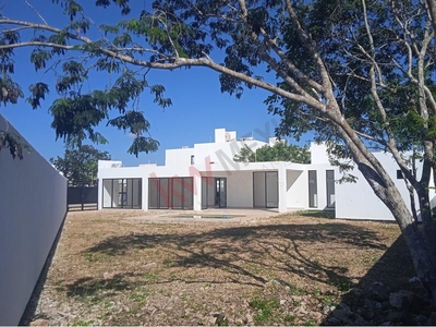 RESIDENCIA EN RENTA, Privada Botánico Conkal, al Nor-este de Mérida, Yucatán. Rodeada de un entorno natural con acabados minimalistas y arquitectura de primer nivel. Excelente residencia para disfrutar en familia.