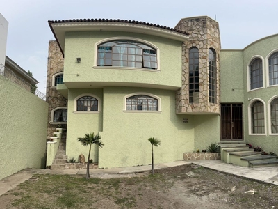 Casa en venta de tres pisos, jardín y jacuzzi