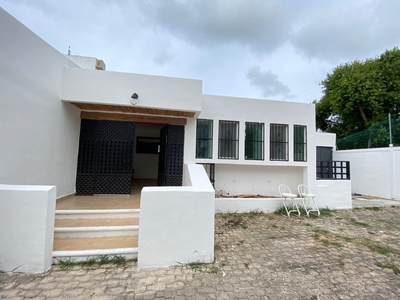 Doomos. Casa con amplio terreno y alberca en Venta! C3097