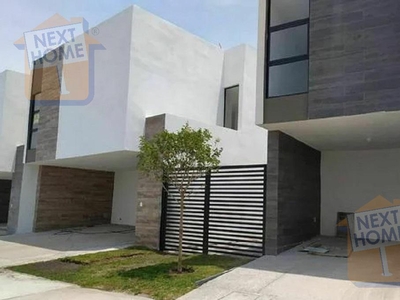 Doomos. RENTA CASA EN ZIBATÁ CON TERRENO EXCENTE EN PATIO TRASERO