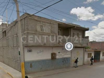 VENTA DE CASA CON DEPARTAMENTOS