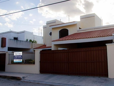 Casa en renta en Benito Juárez Norte Mérida esquina con 3 recámaras y alberca