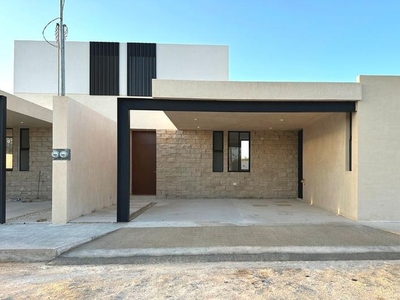 Casa nueva en venta 3 habitaciones, piscina privada y cochera en Cholul, Mérida