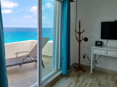 Ocean Front Penthouse in Hotel Zone, Cancun C3180