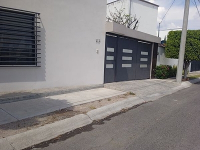 OPORTUNIDAD! Juriquilla casa de una planta 3 recamaras T247m C170 T