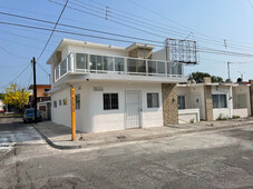 casa en esquina lado sombra por el centro, zona tranquila